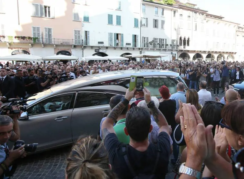 Pochi fedeli ai funerali e il parroco lancia un appello social