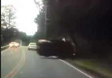 Usa, si distrae con il cellulare mentre guida: incidente filmato in diretta