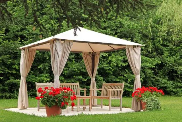 Padova, nigeriano entra in giardino privato per dormire all'ombra