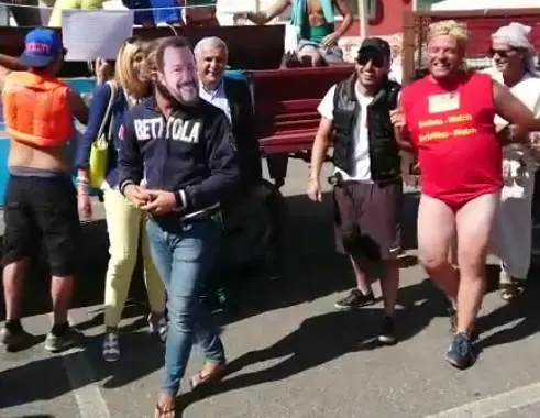Il finto Salvini "arresta" Carola a festa di paese: è polemica