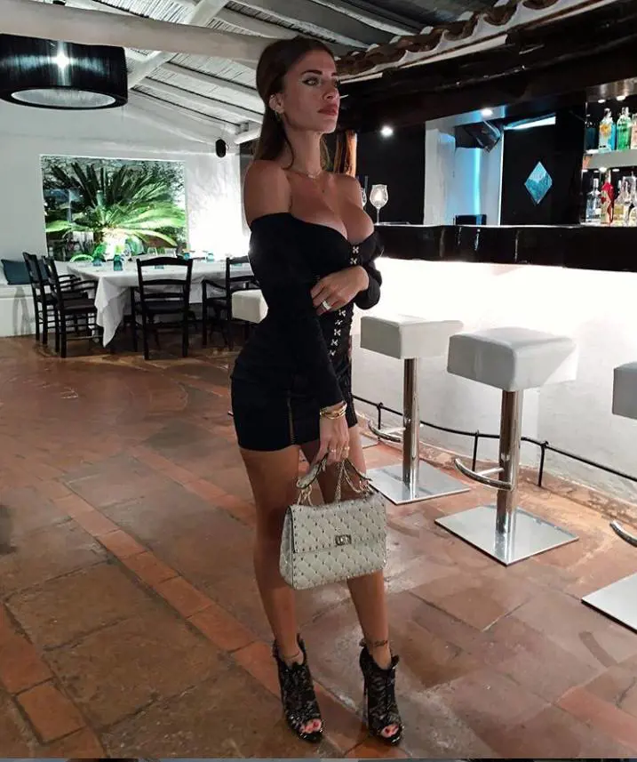 Chiara Nasti: seno esplosivo su Instagram, la serata fuori è vertiginosamente hot