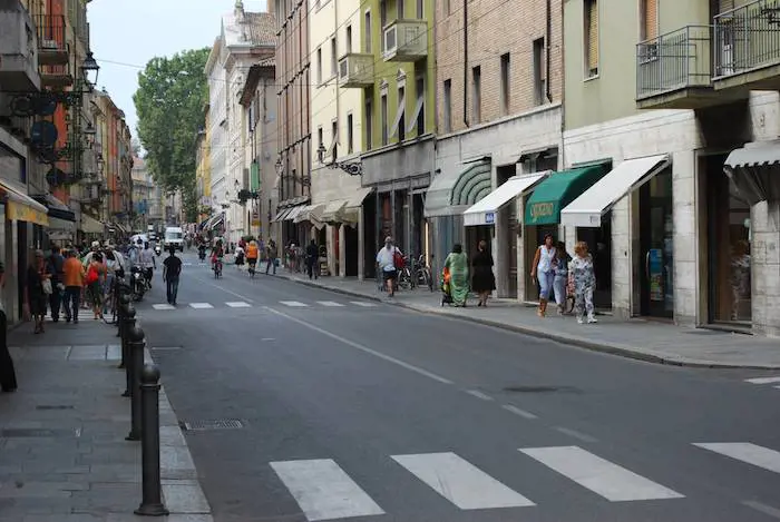 Parma, irregolare blocca il bus in centro e aggredisce l'ex compagna 16enne