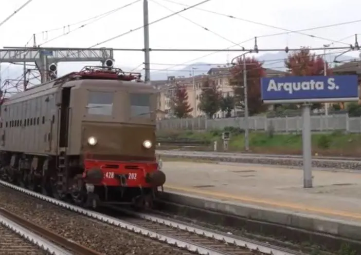Treno si guasta 2 volte, ritardo di 200 minuti: aggredito capotreno