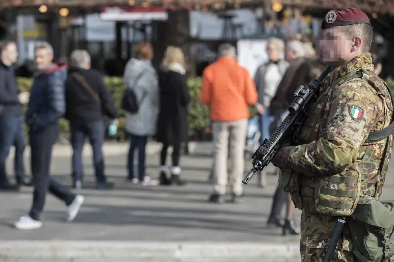 Bloccato per un controllo dà in escandescenza: tunisino ferisce 2 militari