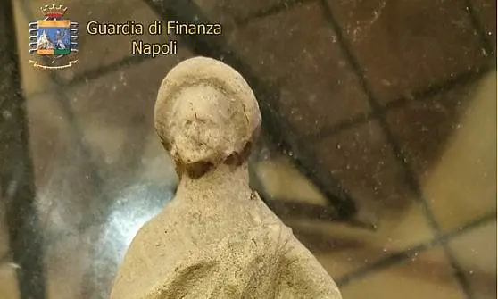 Reperti archeologici usati come pezzi d’arredamento: denunciato napoletano