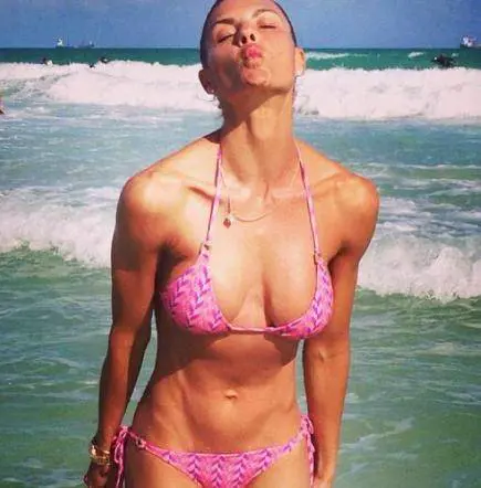 Martina Colombari a 44 anni mostra un fisico perfetto 
