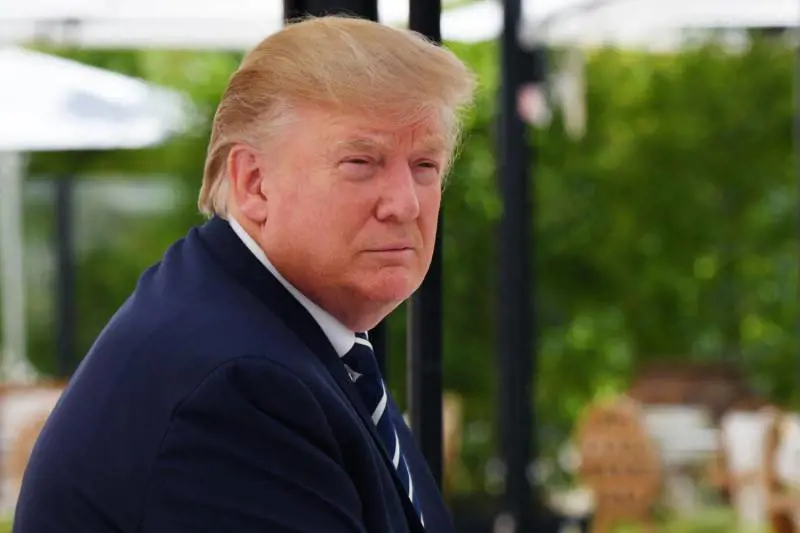 Pacche, sorrisi e promesse: il flirt tra Emmanuel e Donald
