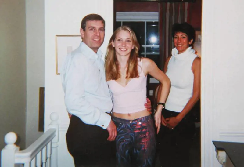 Il principe Andrea, la minorenne Virginia Roberts e la sua procacciatrice Ghislaine Maxwell
