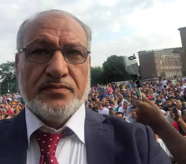 L'imam sgrida Salvini: "Basta baciare il rosario"