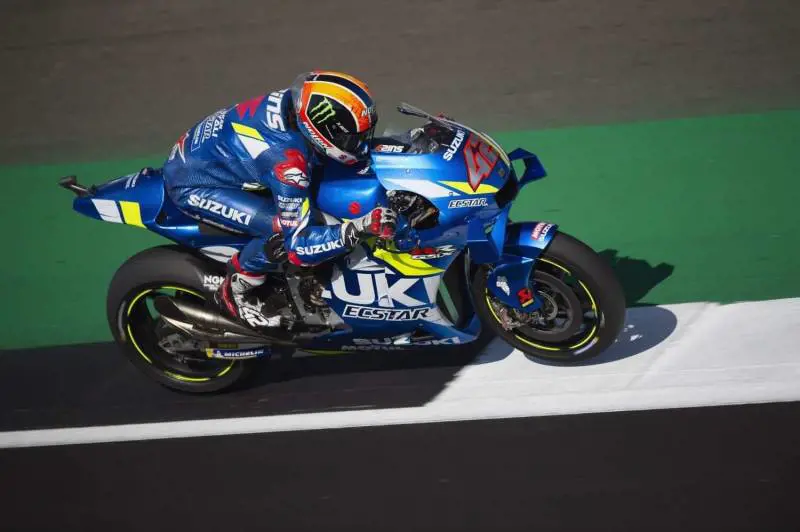 Motogp, Silverstone: Rins beffa Marquez nel finale. Quarto Rossi