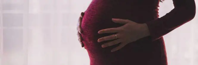 Aggredita dal compagno, donna incinta incolpa uno sconosciuto