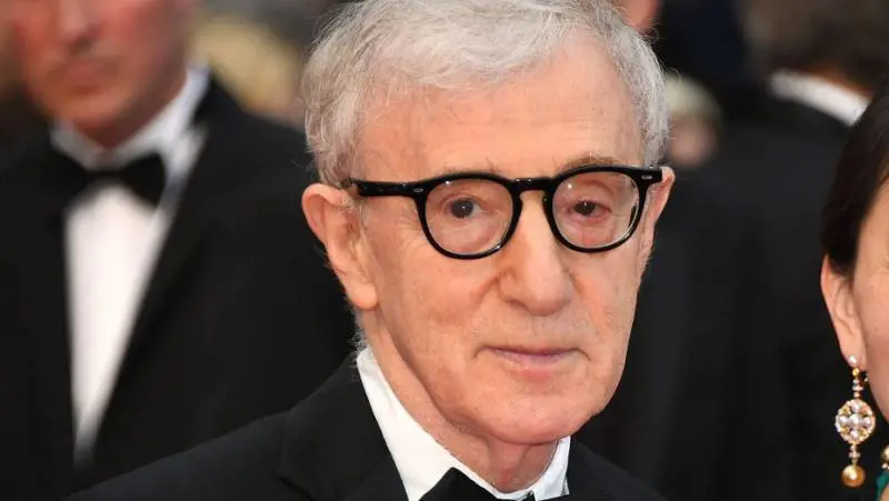 Woody Allen e sua moglie fotografati fuori dall'abitazione di Epstein