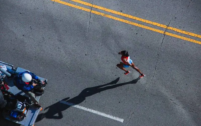 Gara di triathlon, guidatrice investe un organizzatore. Aveva fretta