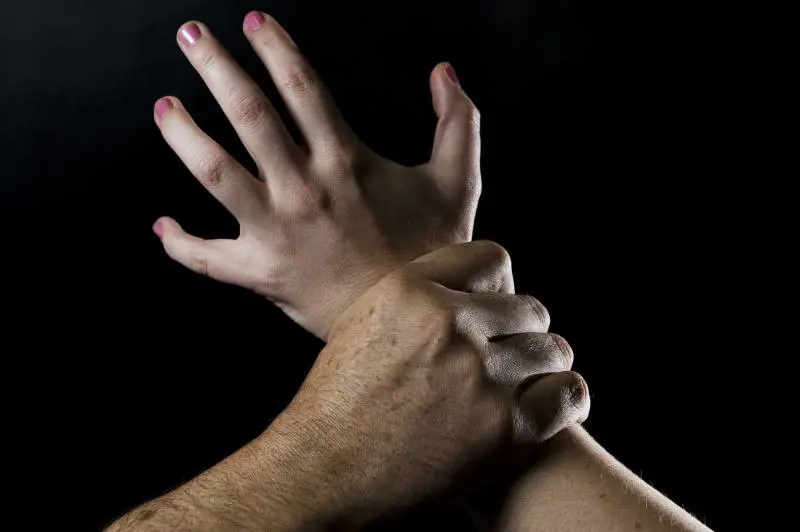 "Aiuto, mia moglie sta male". La trappola e poi lo stupro