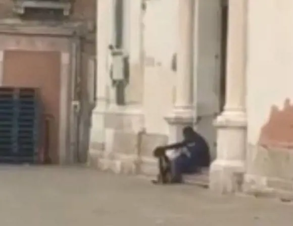 Cane rubato e picchiato da un mendicante, i residenti lo salvano