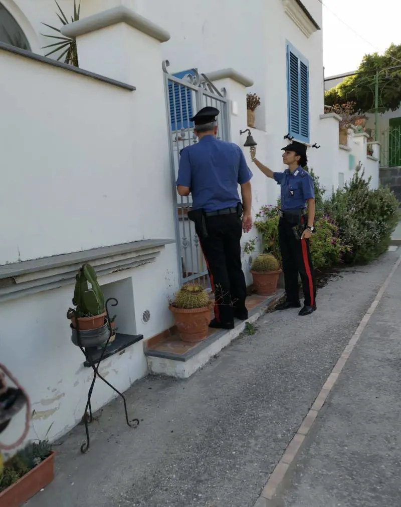 Ischia, alloggi affittati abusivamente ai turisti: denunciati in 5