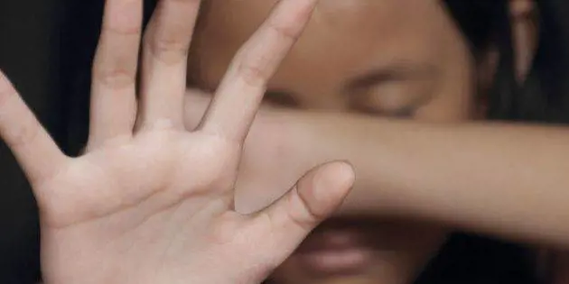 Picchia la moglie davanti alla famiglia, ma il figlio 13enne la salva