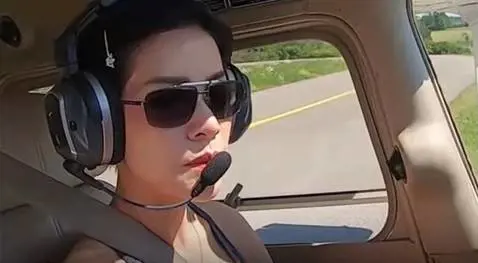Moglie del re di Thailandia come Tomb Raider: jet e fucile