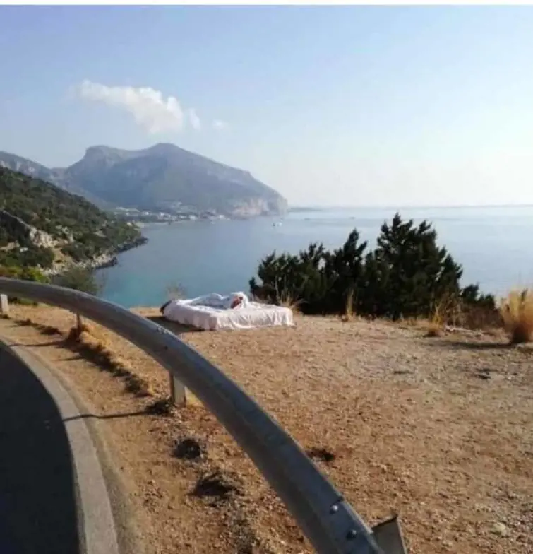 Materasso vista mare sulla piazzola in strada: multata coppia di turisti