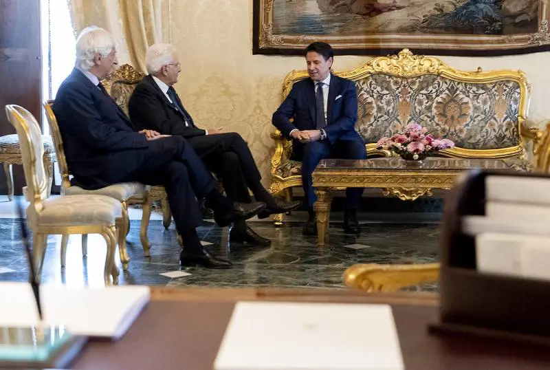 Il premier finge di accelerare ma prende tempo e apre il suk