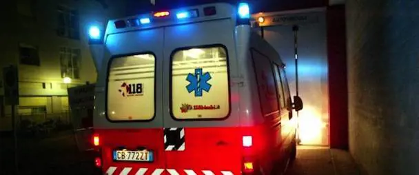 Caserta, magrebino fa autolesionismo in strada: intergono i militari