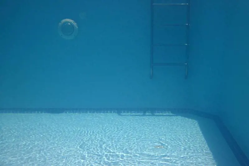 Bambina muore in piscina, risucchiata dalla pompa