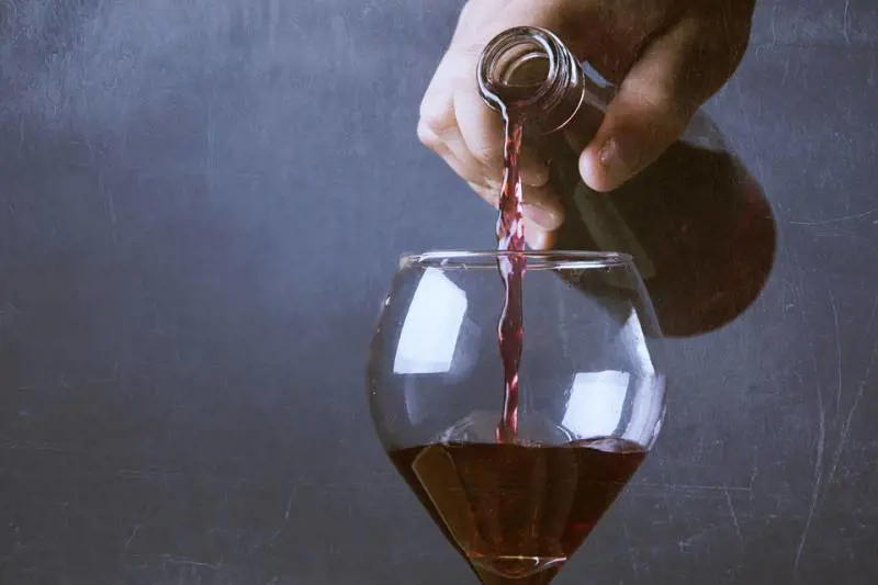 Vino rosso, fa bene anche all’intestino. Se bevuto con moderazione