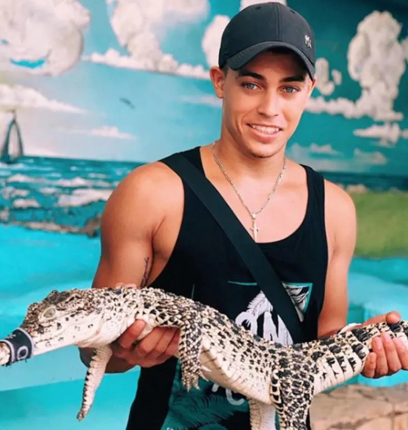 Amici, Einar Ortiz affranto per la foto con il coccodrillo: "Non ho fatto niente di male"