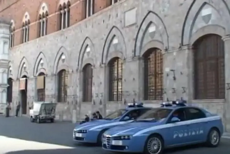 Siena, gambiano sale sul bus e pesta turista per rubarle la collana