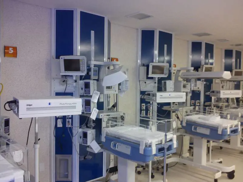 Partorisce in casa. Poi lascia il neonato sul balcone