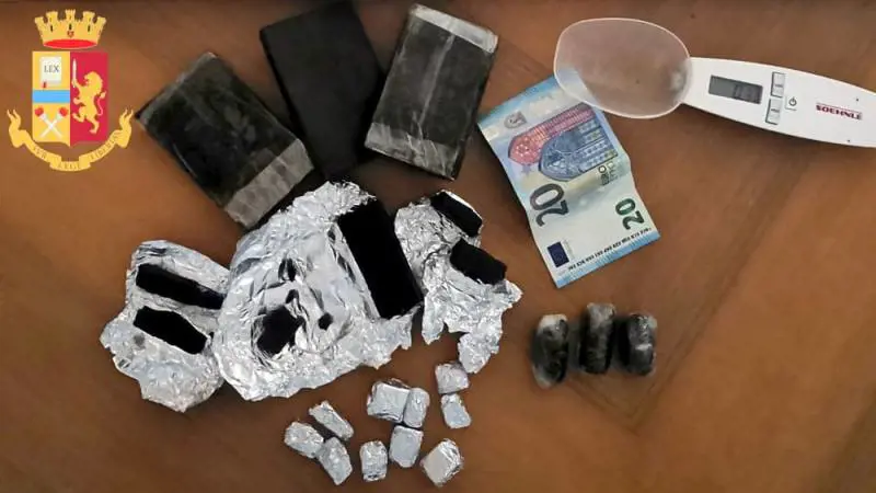 Doppio inseguimento per le strade di Ostia: in manette due pusher