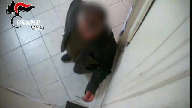 Comune di Qualiano, 17 dipendenti denunciati perché marcavano il cartellino e uscivano
