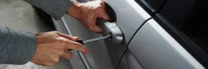 Scoperta centrale di pezzi di auto rubate: in manette due pregiudicati