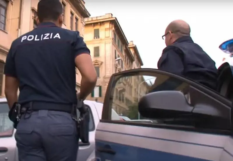 Sorpreso ad urinare, viene preso a bottigliate: marocchino finisce in manette