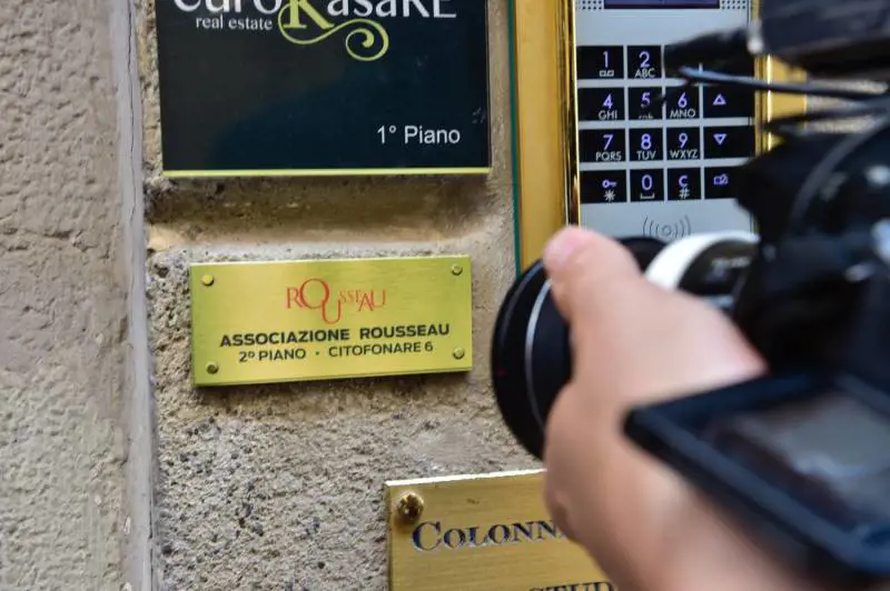 La buffonata di Rousseau: governo appeso a qualche clic