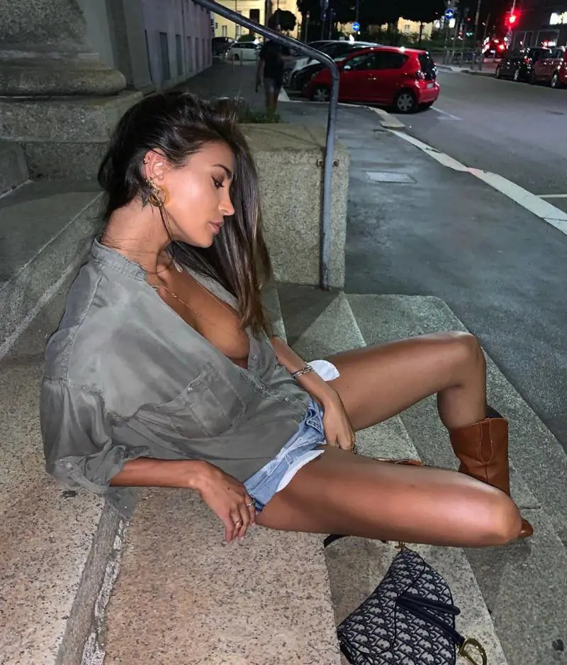 Cristina Buccino è hot: shorts inguinali e camicia aperta