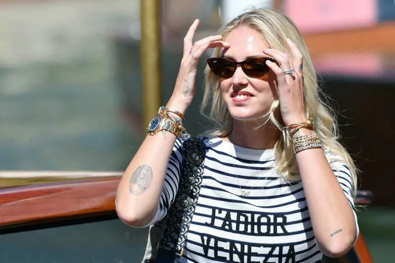 Altro che cinefili... Tutti vogliono il selfie con Chiara Ferragni