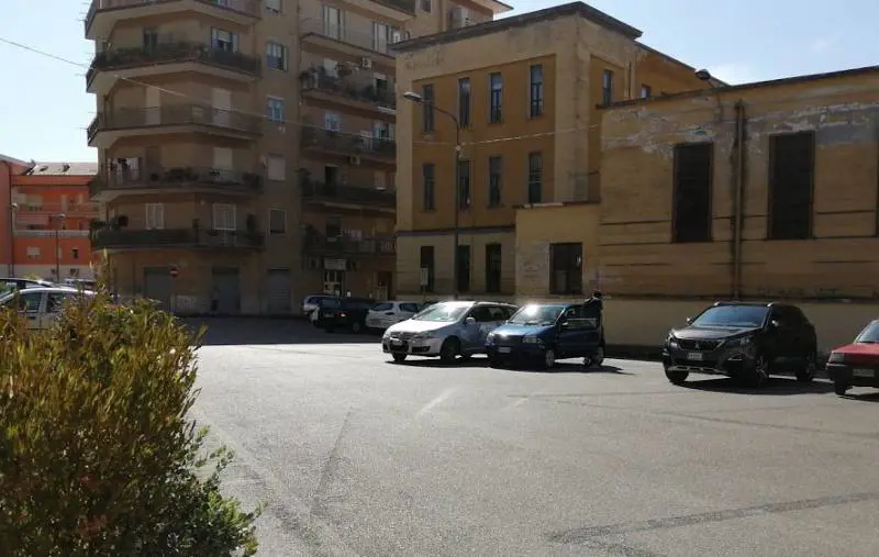 Rapina una donna al parcheggio, arrestato 37enne