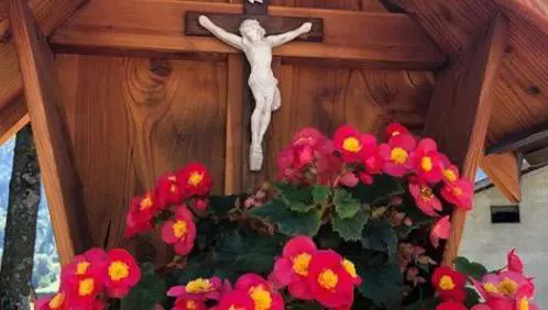 Il governo giura al Colle e Salvini posta foto del crocifisso