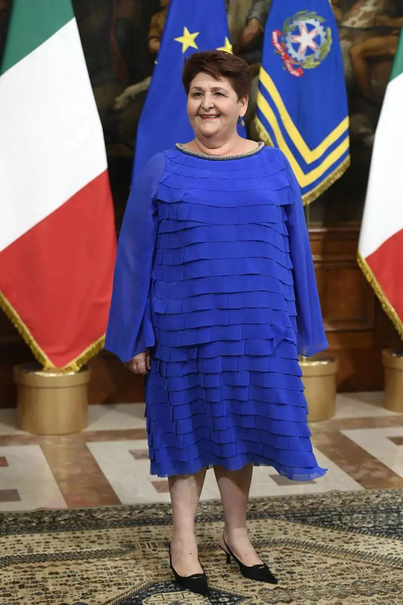 Insulti social alla Bellanova. Il vestito blu è già un caso
