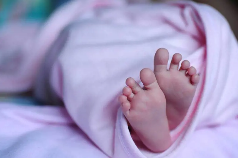 Madre gelosa estorce 30mila sterline all'ex ragazzo per un figlio mai nato