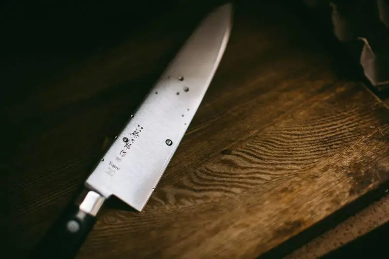 Ghanese armato di coltello semina il panico: ferisce poliziotto