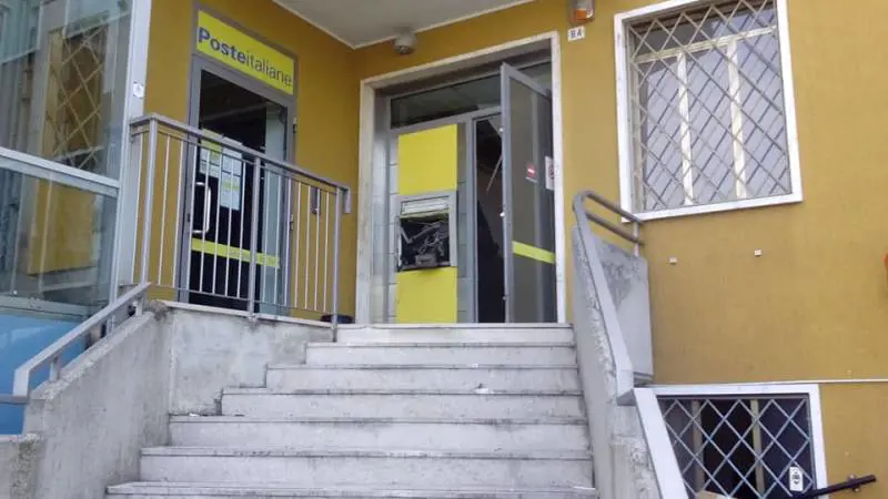 Assalto a Postamat: scontro a fuoco tra rapinatori e vigilante
