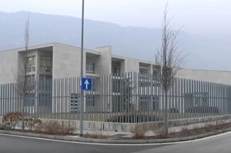 Detenuta vuole cambiar cella: poliziotta gettata a terra e presa a pugni