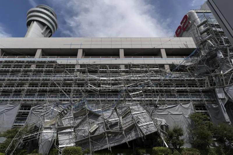 Tokyo, donna scaraventata da tifone contro un palazzo