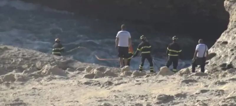 Oristano, cade da scogliera mentre scatta foto: morto turista russo