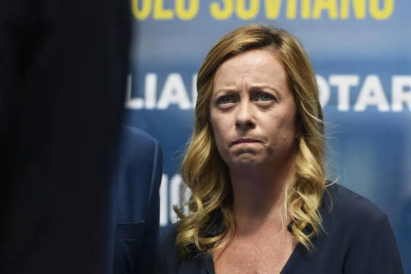 Meloni al governo: "Non c'è onore nel vostro tradimento"