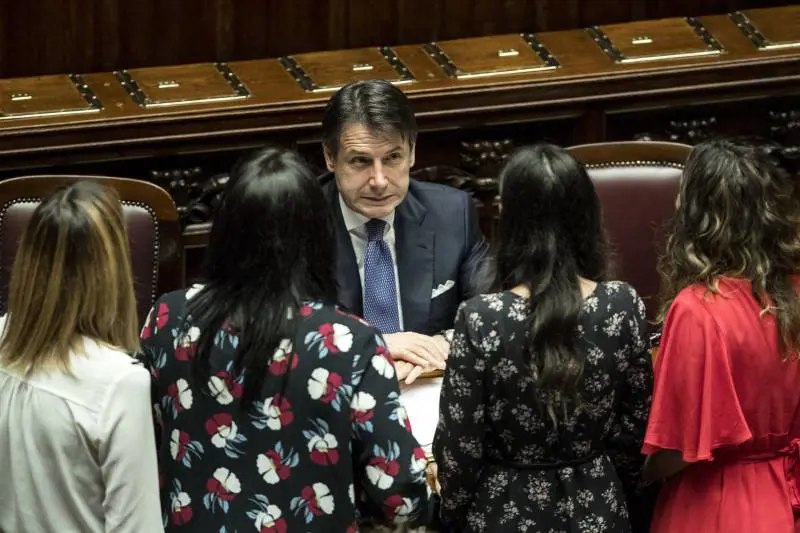 Conte incassa la fiducia: alla Camera 343 "sì" tra tensioni e contestazioni