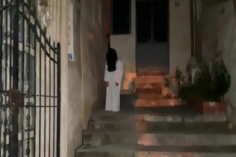 Samara torna a fare paura: insegue due giovani con un coltello