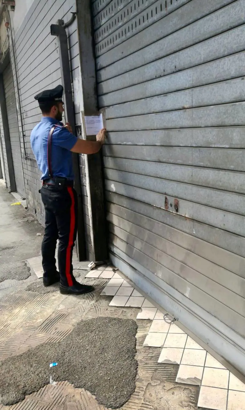 Nel garage un autolavaggio abusivo, denunciato un 47enne